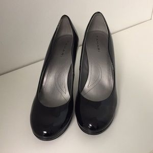 Tahari black pumps